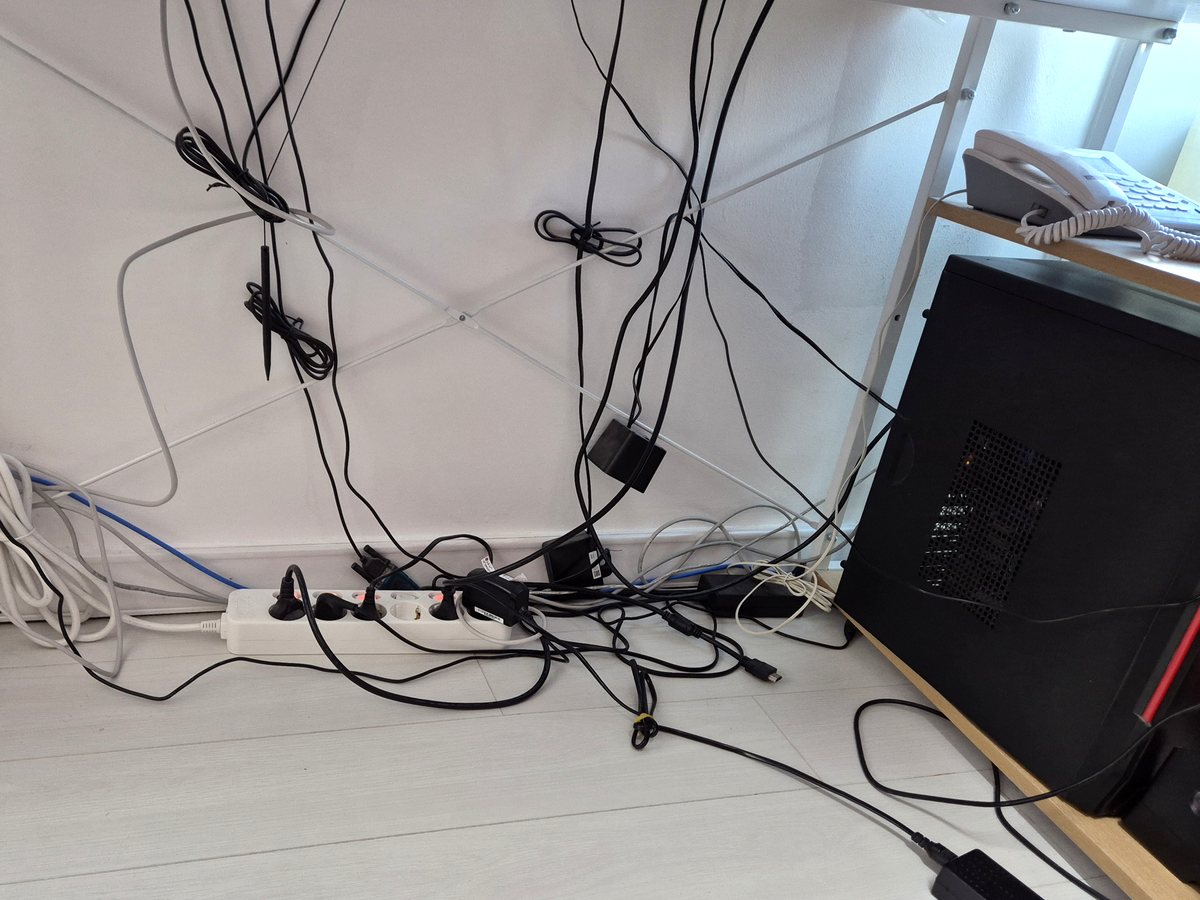 시공 전: 책상 뒤로 선이 늘어지고 멀티탭이 바닥에 있던 모습